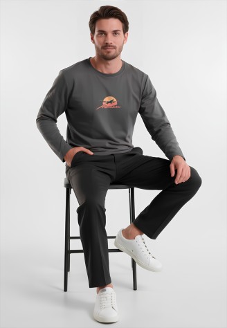 Мужской свитшот-лонгслив с принтом «Adventures», цвет графит