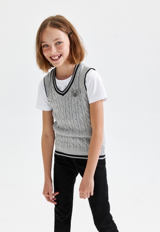 Вязаный жилет для девочки, цвет светло-серый меланж