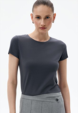 Женская футболка прилегающего силуэта, цвет графитовый