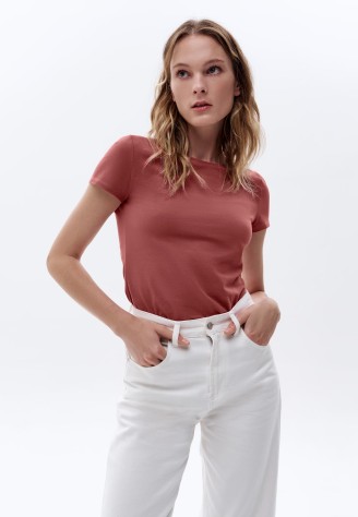 Женская футболка прилегающего силуэта, цвет марсала