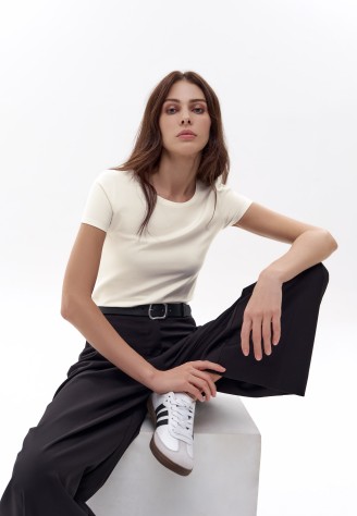 Женская футболка прилегающего силуэта, цвет молочный