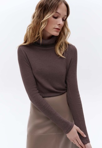 Водолазка из рельефного трикотажа, цвет шоколадный