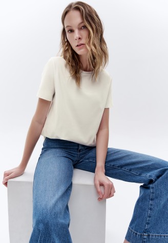 Женская футболка прямого силуэта, цвет молочный