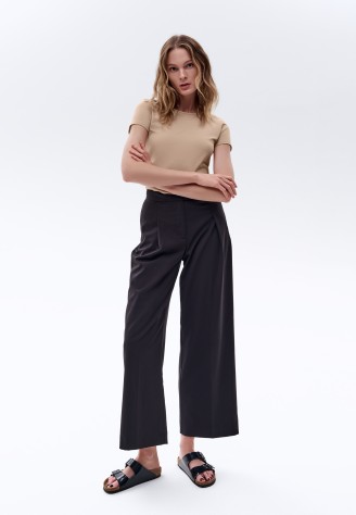 Женская футболка прилегающего силуэта, цвет телесный