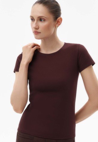 Женская футболка прилегающего силуэта, цвет вишнево-шоколадный