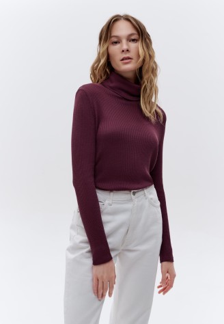Водолазка из рельефного трикотажа, цвет бордовый