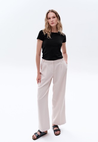 Женская футболка прилегающего силуэта, цвет черный