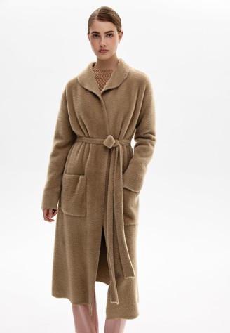 Длинное трикотажное пальто с поясом, цвет бежевый