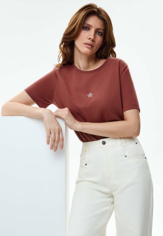 Женская футболка с декором, цвет марсала