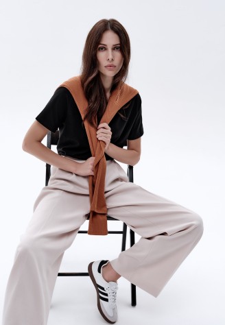 Женская футболка прямого силуэта, цвет черный