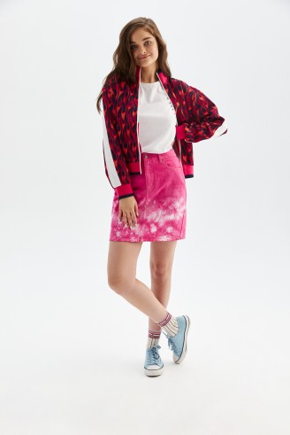 Джинсовая юбка с принтом «тай-дай», цвет розовый