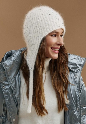 Шапка с пайетками, цвет молочный