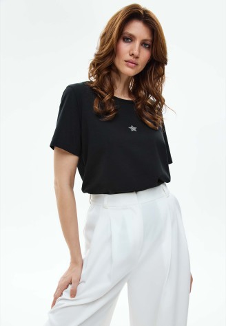 Женская футболка с декором, цвет черный