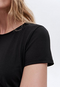 Женская футболка прилегающего силуэта, цвет черный