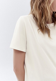 Женская футболка прямого силуэта, цвет молочный