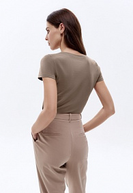 Женская футболка прилегающего силуэта, цвет мокко