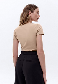 Женская футболка прилегающего силуэта, цвет телесный