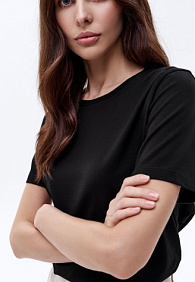 Женская футболка прямого силуэта, цвет черный