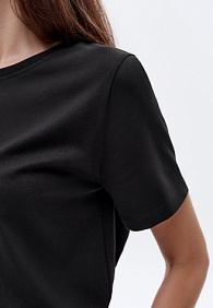 Женская футболка прямого силуэта, цвет черный