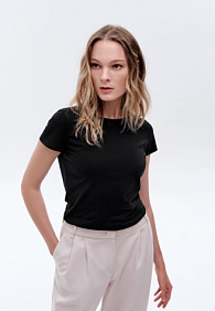 Женская футболка прилегающего силуэта, цвет черный