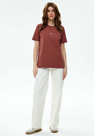 Женская футболка с декором, цвет марсала