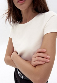 Женская футболка прилегающего силуэта, цвет молочный