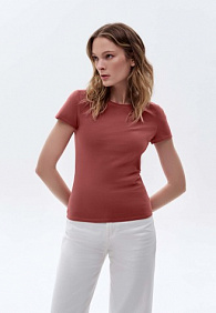 Женская футболка прилегающего силуэта, цвет марсала