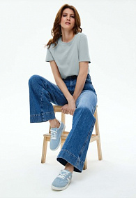 Женская футболка с декором, цвет голубой