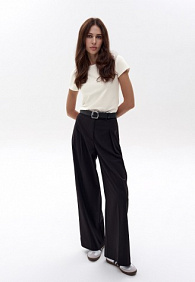 Женская футболка прилегающего силуэта, цвет молочный