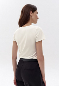 Женская футболка прилегающего силуэта, цвет молочный