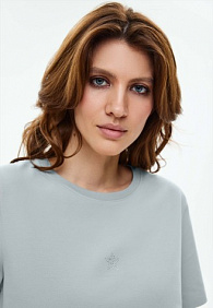 Женская футболка с декором, цвет голубой