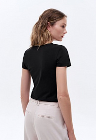 Женская футболка прилегающего силуэта, цвет черный