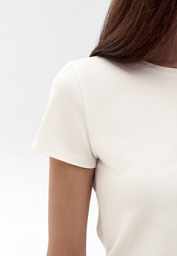 Женская футболка прилегающего силуэта, цвет молочный