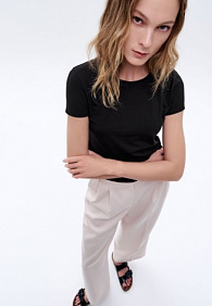 Женская футболка прилегающего силуэта, цвет черный