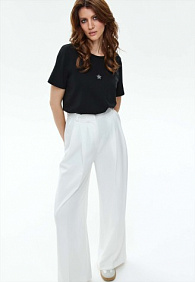 Женская футболка с декором, цвет черный