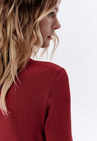 Водолазка из рельефного трикотажа, цвет красный