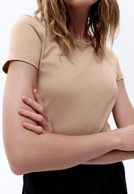 Женская футболка прилегающего силуэта, цвет телесный