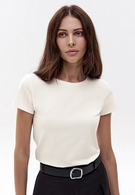 Женская футболка прилегающего силуэта, цвет молочный