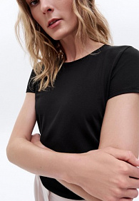 Женская футболка прилегающего силуэта, цвет черный