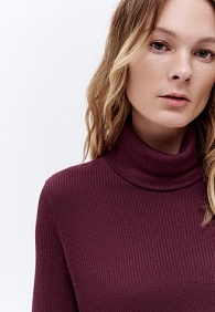 Водолазка из рельефного трикотажа, цвет бордовый