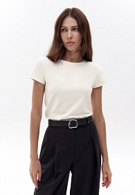 Женская футболка прилегающего силуэта, цвет молочный