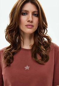 Женская футболка с декором, цвет марсала